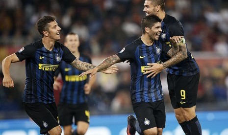 Striker Inter Milan, Stevan Jovetic (kiri) pada laga Serie A lawan AS Roma di stadion Olimpico, pada 2 Oktober. Mantan striker Manchester City ini jarang menjadi pemain inti di skuat Nerazzurri.