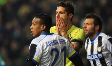 Striker Inter Milan, Stevan Jovetic (tengah).