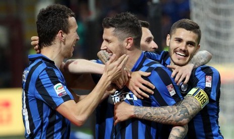 Striker Inter Milan, Stevan Jovetic (tengah) saat merayakan gol bersama rekannya di Inter Milan.