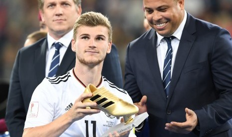 Striker Jerman, Timo Werner (kiri) menerima trofi Sepatu Emas dari Ronaldo (kanan) setelah menjadi top skorer Piala Konfederasi 2017.