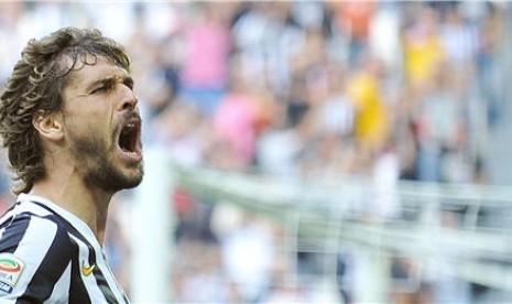 Striker Juventus asal Spanyol, Fernando Llorente, berteriak meluapkan kegembiraannya usai mencetak gol debutnya menghadapi Hellas Verona di laga Serie A Italia di Juventus Stadium, Turin, Ahad (22/9). 