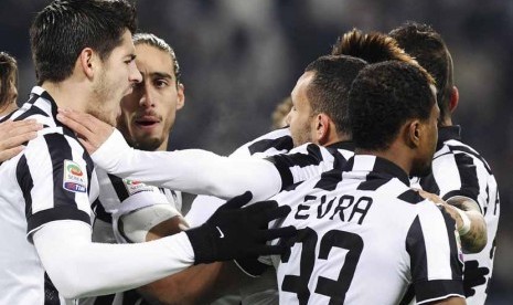 Striker Juventus, Carlos Tevez (dua kanan), merayakan golnya bersama rekan setim saat menghadapi Hellas Verona dalam laga Serie A Italia di Stadion Juventus, Turin, Ahad (18/1). 