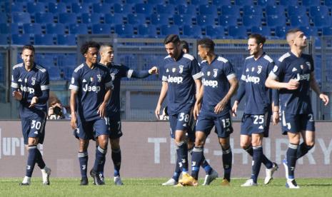 Striker Juventus, Cristiano Ronaldo (ketiga kiri) merayakan golnya ke gawang Lazio bersama rekan setim pada laga Serie A, di Stadion Olimpico, Roma, Ahad (8/11). Laga berakhir imbang 1-1.