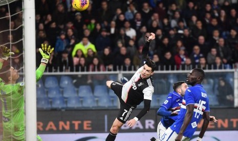 Striker Juventus, Cristiano Ronaldo mencetak gol melalu sundulan ke gawang Sampdoria pada laga Serie A, Kamis (19/12) dini hari WIB.