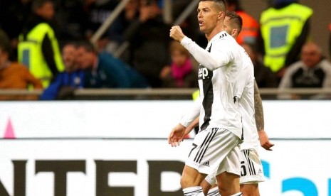 Striker Juventus, Cristiano Ronaldo merayakan gol ke gawang Inter Milan pada laga Serie di Giuseppe Meazza, Ahad (28/4) dini hari WIB.