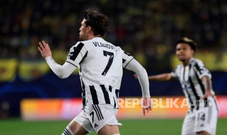 Striker Juventus Dusan Vlahovic (kiri) merayakan golnya.