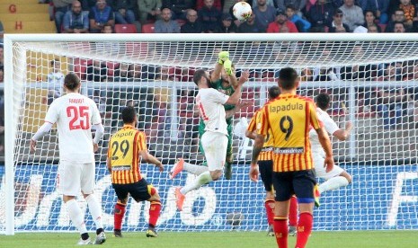 Striker Juventus Gonzalo Higuain bertabrakan dengan kiper Lecce Gabriel saat pertandingan Serie A Italia Lecce AS lawan Juventus FC di stadion Via del Mare di Lecce, Italia, 26 Oktober 2019. 