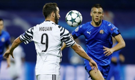 Striker Juventus, Gonzalo Higuain dalam aksinya melawan Dinamo Zagreb di laga Grup F Liga Champions, Rabu (28/9) dini hari WIB. Higuain mencetak satu dari empat gol Juventus ke gawang Dinamo di stadion Maksimir, Zagreb, Kroasia.