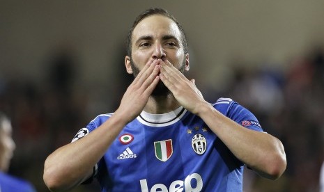 Striker Juventus, Gonzalo Higuain mencetak gol ke gawang AS Monaco pada leg pertama semifinal Liga Champions, di Stade Louis II, Kamis (4/5) dini hari WIB. Higuain mencetak dua gol.