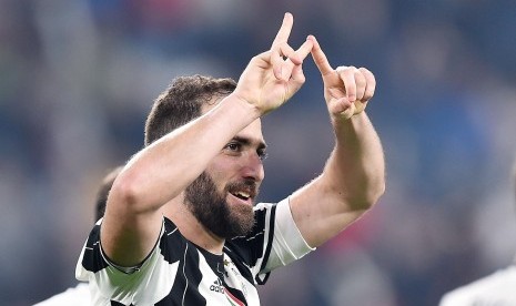 Striker Juventus, Gonzalo Higuain merayakan golnya ke gawang Chievo pada laga Serie A di stadion Juventus, Ahad (9/4) dini hari WIB. Juve menang 2-0.