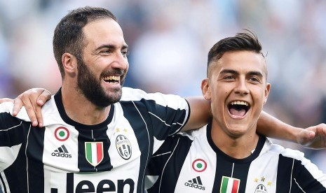 Striker Juventus, Paolo Dybala (kanan) bersama Gonzalo Higuain.