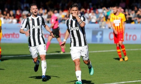 Striker Juventus, Paolo Dybala (kanan) merayakan gol ke gawang Benevento pada laga lanjutan Serie A, Sabtu (7/4).