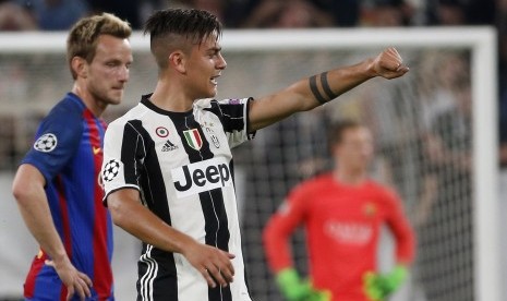 Striker Juventus, Paolo Dybala (kanan) setelah mencetak gol kedua ke gawang Barcelona pada laga Liga Champions di J Stadium, Rabu (12/4) dini hari WIB. Juve menang 3-0 pada laga ini.