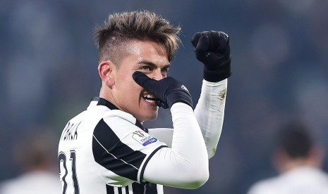 Striker Juventus, Paolo Dybala merayakan golnya ke gawang Atalanta pada laga Coppa Italia, Kamis (12/1) dini hari WIB.