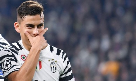 Striker Juventus, Paolo Dybala merayakan golnya ke gawang FC Porto pada laga perdelapan final Liga Champions di stadion Juventus, Rabu (15/3) dini hari WIB. Juve melaju ke perempat final.