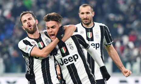 Striker Juventus, Paolo Dybala (tengah) merayakan gol ke gawang Bologna pada laga Serie A di stadion Juventus, Senin (9/1) dini hari WIB. Juve menang 3-0.