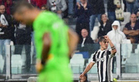 Striker Juventus, Paulo Dybala (kanan) pada laga Serie A lawan Chievo, Ahad (10/9).