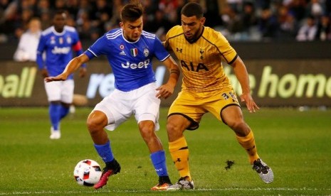 Striker Juventus Paulo Dybala (kiri) dijaga pemain Tottenham Hotpsur Cameron Carter Vickers.