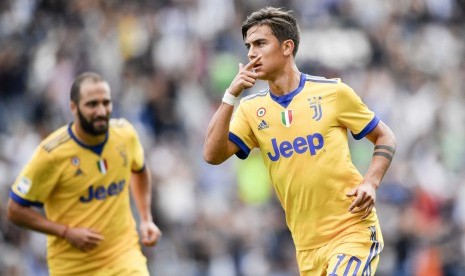 Striker Juventus, Paulo Dybala merayakan gol ke gawan Sassuolo, Ahad (17/9).