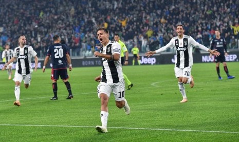 Striker Juventus Paulo Dybala (tengah) merayakan gol ke gawang Cagliari. 