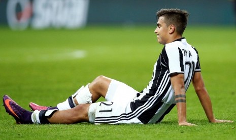 Striker Juventus terduduk cedera pada laga Serie A lawan AC Milan, di stadion San Siro, Ahad (23/10) dini hari WIB. Tim medis Juventus memperkirakan Dybala akan absen untuk dua pekan mendatang.