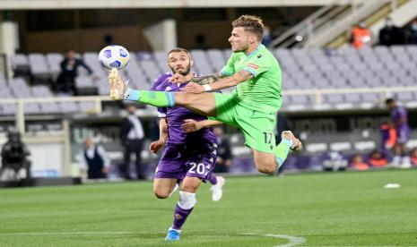 Striker Lazio, Ciro Immobile (kanan) berebut bola dengan bek Fiorentina, Germán Pezzella pada laga Serie A di Artemio Franci, Ahad (9/5) dini hari WIB. Lazio kalah 0-2.