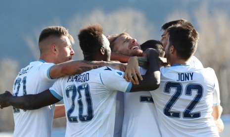 Striker Lazio Ciro Immobile (tengah) merayakan gol ke gawang Brescia bersama rekan-rekannya dalam lanjutan Serie A Liga Italia, Ahad (5/1). Lazio unggul 2-1 atas Brescia.