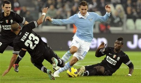 Striker Lazio, Miroslav Klose, dikerubuti tiga pemain Juventus, Arturo Vidal, Paul Pogba, dan Leonardo Bonucci, pada laga lanjutan Serie A, Ahad (18/11) dini hari. Pertandingan yang berlangsung di Juventus Stadium itu berakhir 0-0.