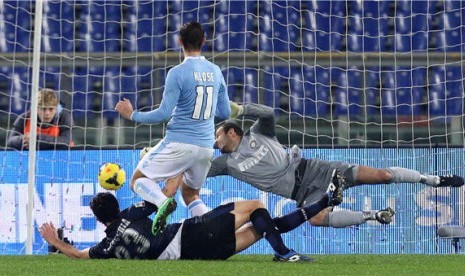 Striker Lazio, Miroslav Klose (tengah), mencetak gol saat menghadapi Inter Milan di laga Serie A Italia di Stadion Olimpico, Roma, Senin (6/1). 