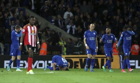 Striker Leicester City, Islam Slimani bersujud syukur usai mencetak gol ke gawang Sunderland pada laga Liga Primer di stadion King Power, Rabu (5/4) dini hari WIB. Leicester menang 2-0.