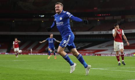 Striker Leicester City, Jamie Vardy, berselebrasi usai membobol gawang Arsenal dalam lanjutan Liga Primer Inggris, Senin (26/10) pagi WIB.