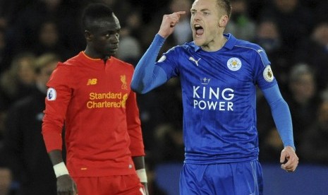  Striker Leicester City, Jamie Vardy (kanan) merayakan golnya ke gawang Liverpool pada laga Liga Primer Inggris di stadion King Power, Selasa (28/2) dini hari WIB. Leicester menang 3-1.