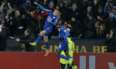 Striker Leicester City, Jamie Vardy (kiri) merayakan golnya ke gawang Liverpool pada laga Liga Primer Inggris di stadion King Power, Selasa (28/2) dini hari WIB. Leicester menang 3-1.