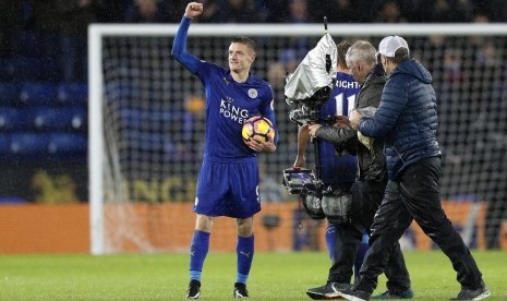 Striker Leicester City, Jamie Vardy merayakan kemenangan 4-2 timnya atas Manchester City pada laga Liga Primer Inggris di stadion King Power, Ahad (11/12) dini hari WIB. Vardy mencetak hattrick.