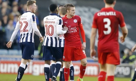 Striker Leicester City, Jamie Vardy (tengah) bersalaman dengan pemain Millwall seusai laga Piala FA, di stadion Den, Sabtu (18/2). Leicester kalah 0-1 dan tersingkir dari Piala FA.