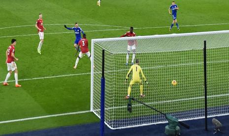 Striker Leicester City, Jamie Vardy (tengah), menjebol gawang Manchester United untuk membuat kedudukan imbang 2-2 dalam laga Liga Primer Inggris.