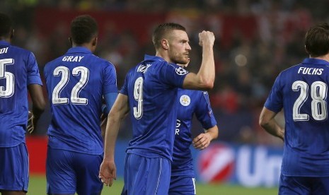 Striker Leicester City, Jamie Vardy (tengah) merayakan golnya ke gawang Sevilla pada laga Liga Champions di Ramon Sanchez Pizjuan, Kamis (23/2) dini hari WIB. Leicester kalah 1-2.