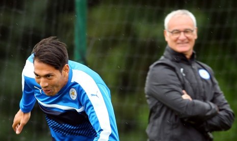 Claudio Ranieri (kanan) dan striker Leicester City Leonardo Ulloa.