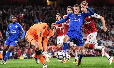 Striker Leicester James Vardy berusaha memasukan bola ke gawang Pter Chec pada pertandingan perdana English Premire League antara Arsenal melawan Leicester City di London, Sabtu (11/8).