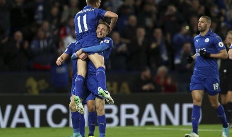 Striker Leicester, Jamie Vardy (tengah) menggendong Marc Albrighton seusai mencetak gol ke gawang Sunderland pada laga Liga Primer, di stadion King Power, Rabu (5/4) dini hari WIB. Leicester menang 2-0.