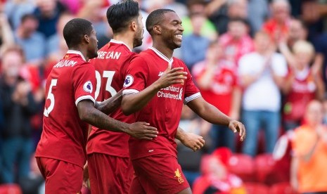 Striker Liverpool, Daniel Sturridge (kanan) merayakan golnya ke gawang Arsenal pada laga Liga Primer di Anfield, Ahad (27/8). Liverpool menang 4-0.