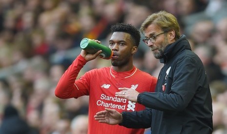 Striker Liverpool, Daniel Sturridge (kiri) dan pelatih Juergen Klopp.