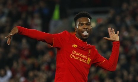 Striker Liverpool, Daniel Sturridge, merayakan golnya ke gawang Tottenham Hotspur pada laga Piala Liga di Anfield, Rabu (26/10) dini hari WIB. Liverpool menang dengan skor 2-1.