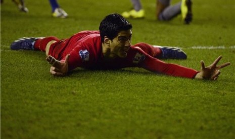 Striker Liverpool, Luis Suarez, meluapkan kegembiraannya usai menjebol gawang Wigan Athletic di laga Liga Primer Inggris di Wigan pada 2 Maret. 