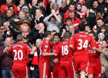 Striker Liverpool, Luis Suarez (tengah), merayakan gol bunuh diri Laurent Koscielny saat mereka dikalahkan Arsenal 1-2 di laga Liga Primer di Stadion Anfield, Liverpool, Sabtu (3/3). 