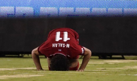 Striker Liverpool, Mohamed Salah bersujud syukur seusai mencetak gol ke gawang Manchester City pada laga pramusim di New Jersey, Kamis (26/7).