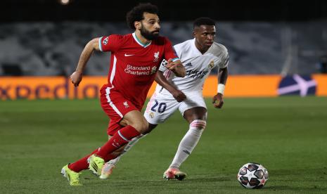 Striker Liverpool Mohamed Salah (kiri) dan striker Real Madrid Vinicius Jr (kanan)