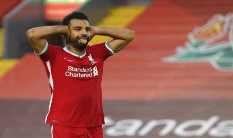 Striker Liverpool, Mohamed Salah (kiri), melakukan selebrasi usai mencetak gol keempat Liverpool saat menghadapi Leeds United di Stadion Anfield, Liverpool, Sabtu (12/9).