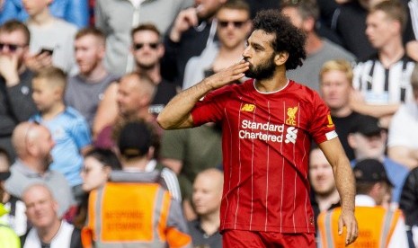 Striker Liverpool, Mohamed Salah, melakukan selebrasi usai menggetarkan gawang Newcastle United dalam laga Liga Primer Inggris di Stadion Anfield, Liverpool, Sabtu (14/9).