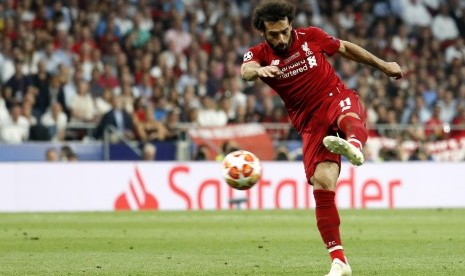 Striker Liverpool Mohamed Salah mencetak gol ke gawang Tottenham Hotspur melalui tendangan penalti dalam partai final Liga Champions, Ahad (2/6) dini hari WIB.